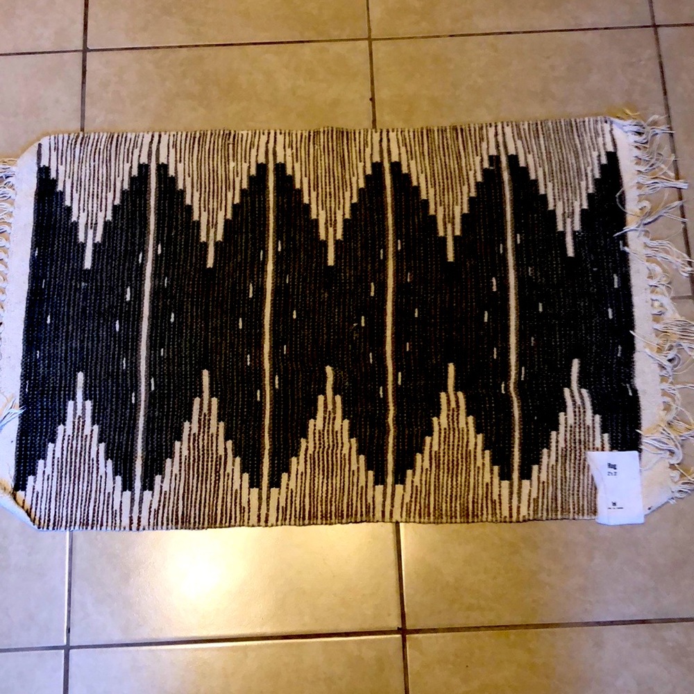 NWT Urban Outfitters home rug 2by3 ft.